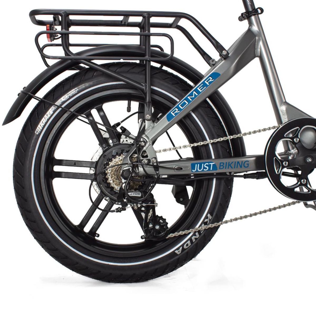 Achterwiel van een elektrische fiets. Zwarte band met witte rand, zilveren frame, Kenda bandenmerk en Romer logo. Witte achtergrond.