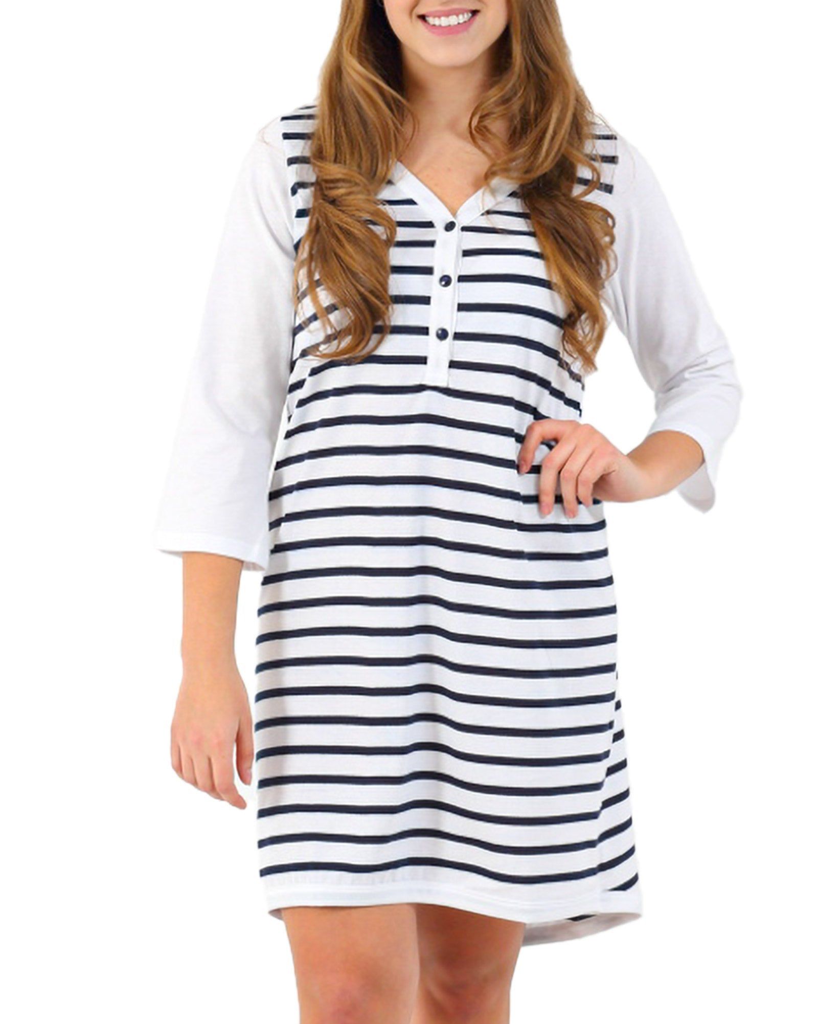 Witte nachthemd met 3/4 mouwen en blauw-wit gestreepte top. Knoopsluiting bij de hals.