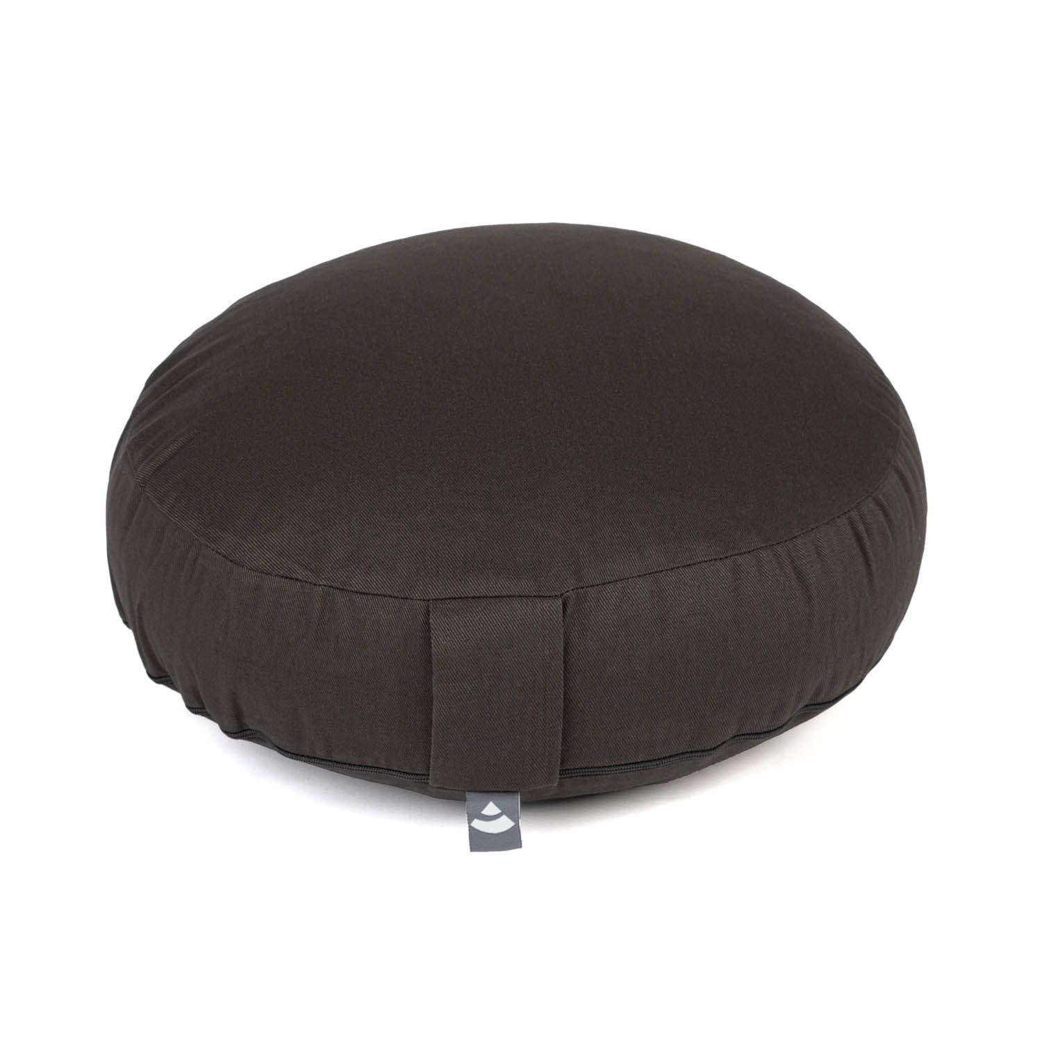 Rond bruin meditatiekussen. Met handvat en logo-label.