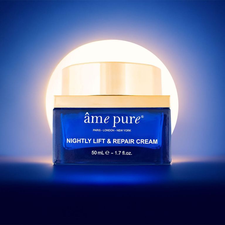 Een potje âme pure Nightly Lift & Repair crème voor een gloeiende cirkel in het donker.
