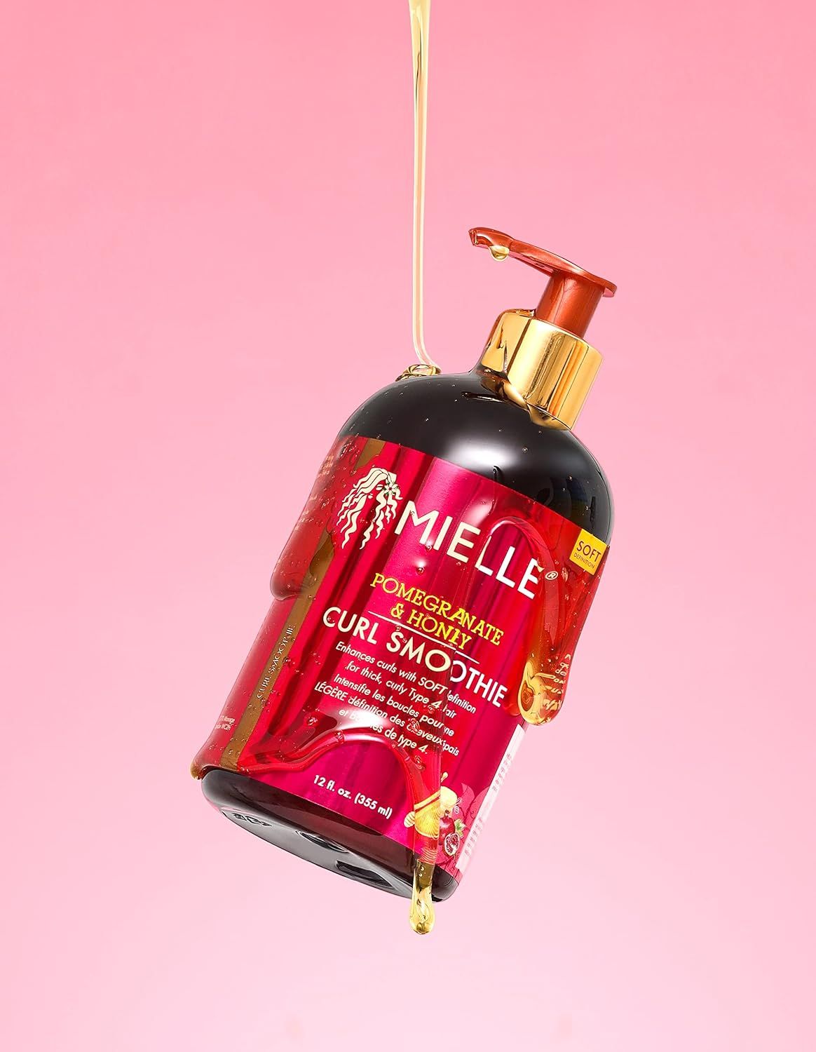 Mielle Curl Smoothie fles met pompdispenser, omringd door honingachtige vloeistof.