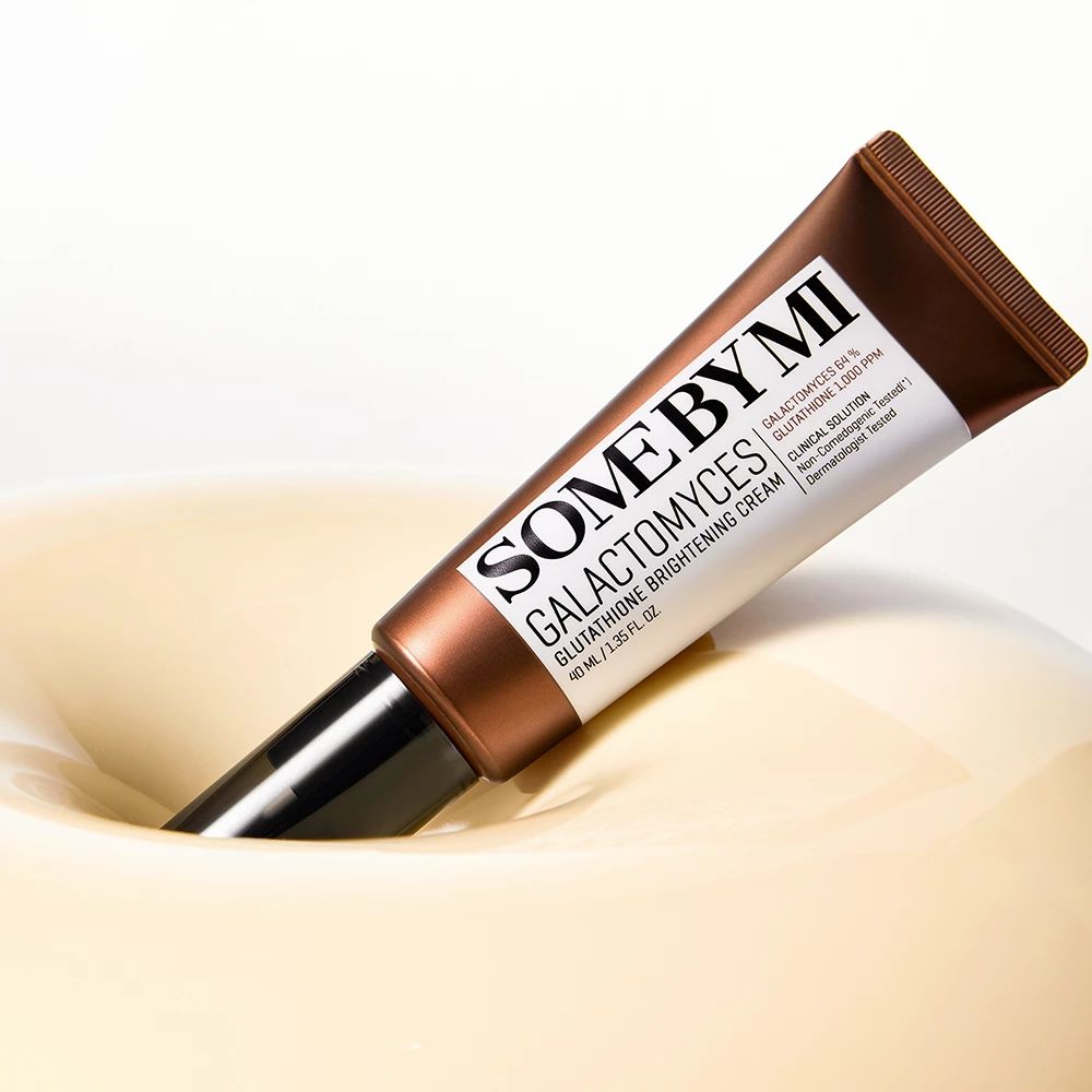 Tube SOME BY MI Galactomyces crème, partiellement immergé dans la crème.