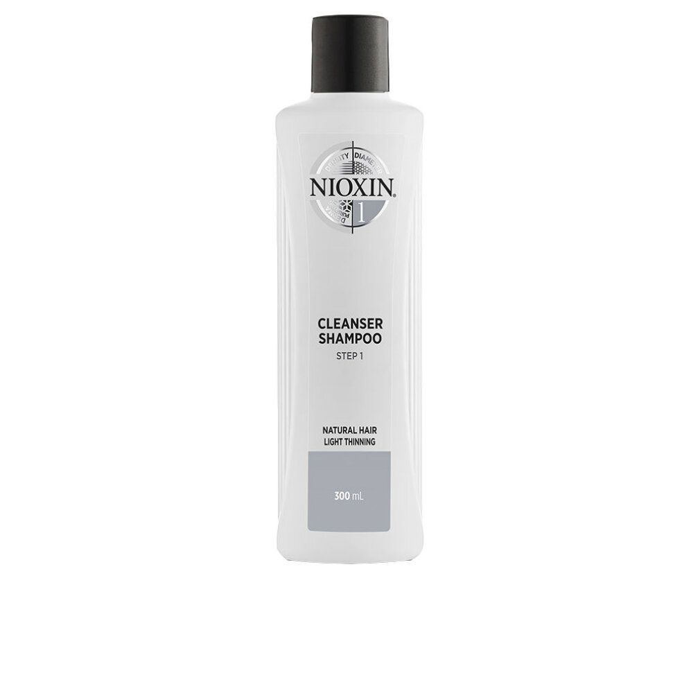 Flacon de shampooing blanc, bouchon noir. Inscription: Nioxin, Cleanser Shampoo, Step 1. Pour cheveux fins. Volume.