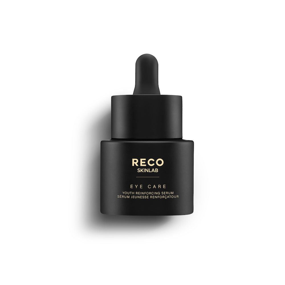 Zwarte fles met druppelaar. Opschrift: RECO SKINLAB, EYE CARE, YOUTH REINFORCING SERUM.