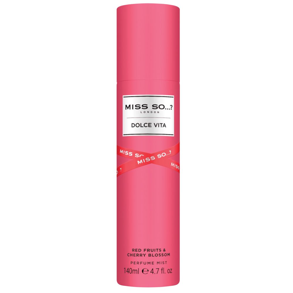 Roze cilindrische fles. Label met "MISS SO...? LONDON" en "DOLCE VITA". Rode band met logo. Tekst: "Red Fruits & Cherry Blossom".