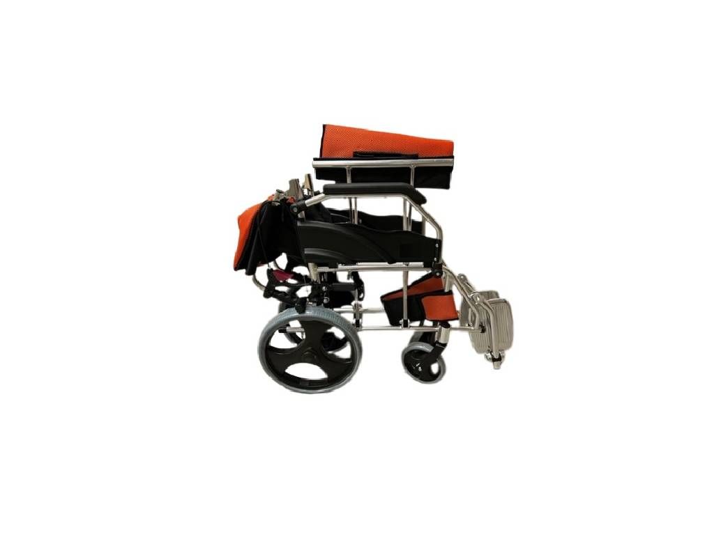 Vue latérale d'un fauteuil roulant plié. Assise et dossier orange. Cadre noir.