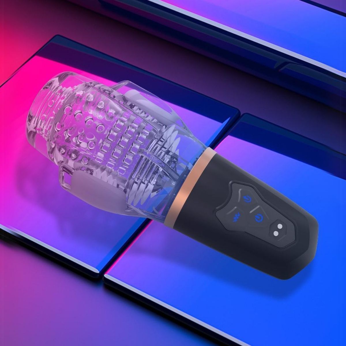Appareil transparent avec poignée noire. Anneau doré. Placé sur des surfaces bleues et roses.