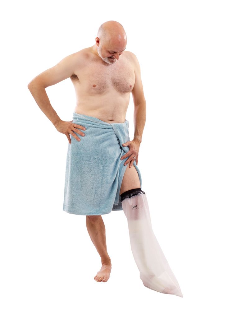 Protection de jambe pour adultes. Enveloppe transparente, bord noir. Homme avec serviette. Jambe couverte.