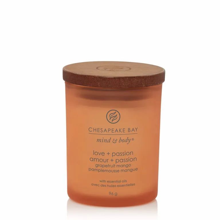 Bougie orange avec couvercle en bois. Texte Chesapeake Bay mind & body, love + passion. 96 g.