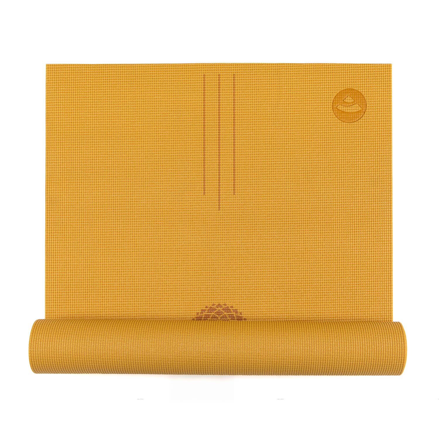 Gele yogamat, gedeeltelijk opgerold. Met bruine uitlijningslijnen en een logo. Op witte achtergrond.