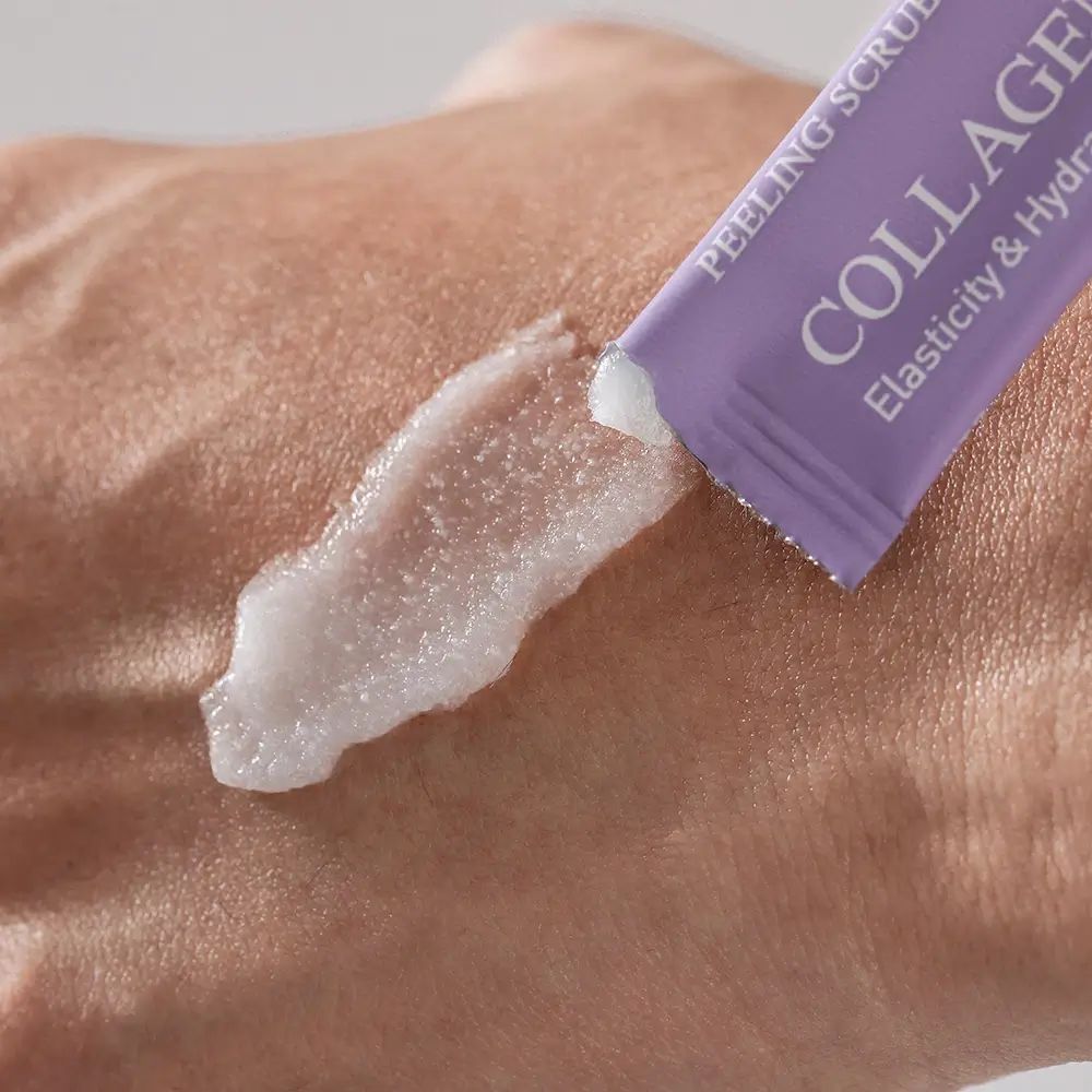 Product aangebracht op hand. Paars zakje met tekst: COLLAGEN MILKY, PEELING SCRUB.