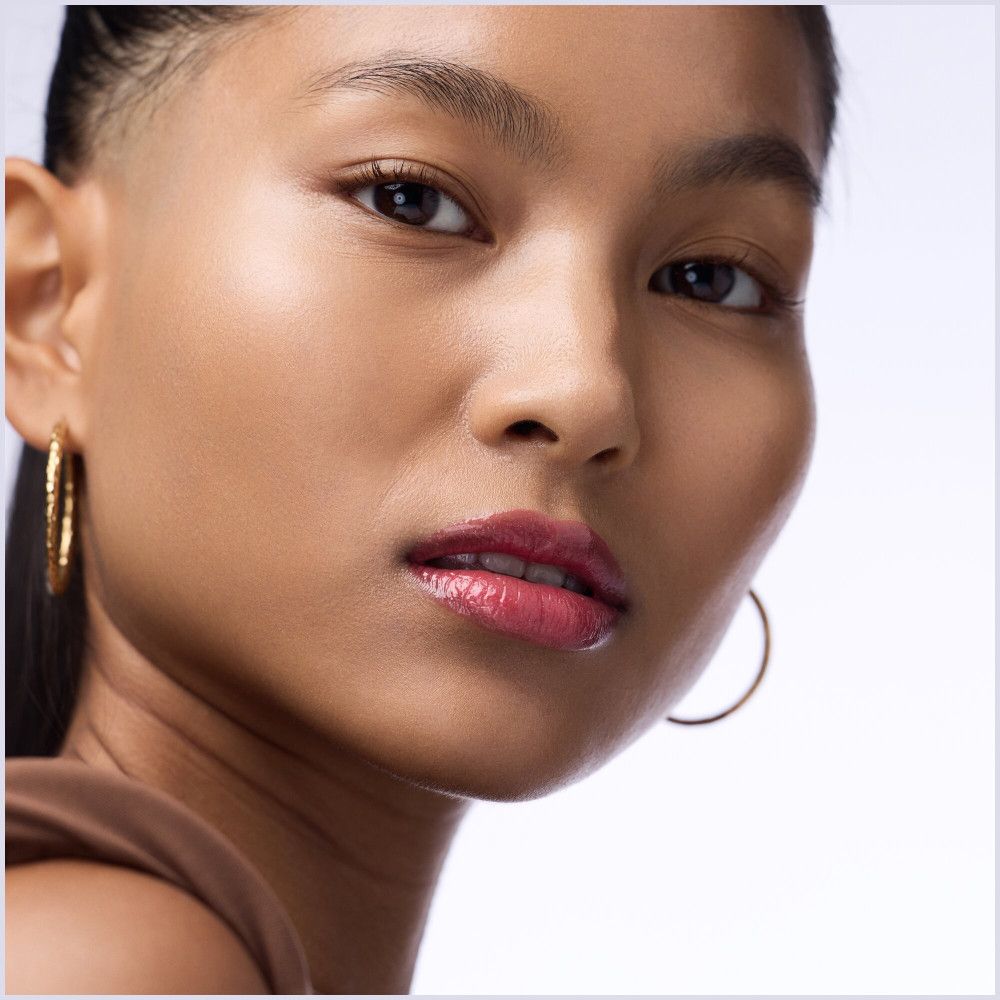 Portrait d'une femme avec du rouge à lèvres. Les lèvres sont remplies d'un remplisseur de lèvres rose.
