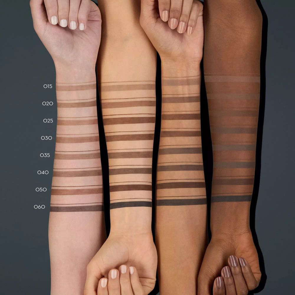 Bras avec différents tons de peau. Couleurs de crayon à sourcils appliquées. Numéros de couleur: 015, 020, 025, 030, 035, 040, 050, 060.