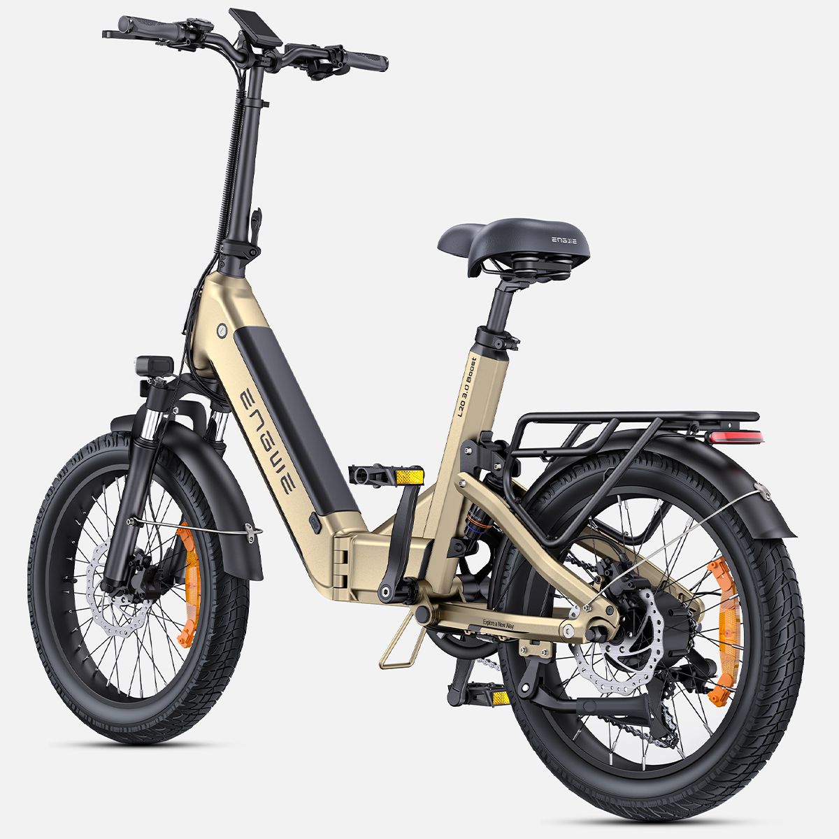 Vélo électrique beige avec éléments noirs. Marque ENGWE. Vue arrière avec porte-bagages et feu arrière.
