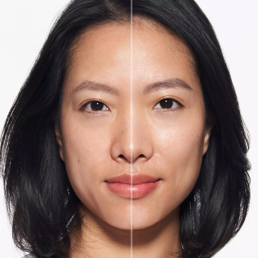 Visage d'une femme divisé en deux moitiés. Une moitié montre une peau non maquillée, l'autre une peau maquillée.