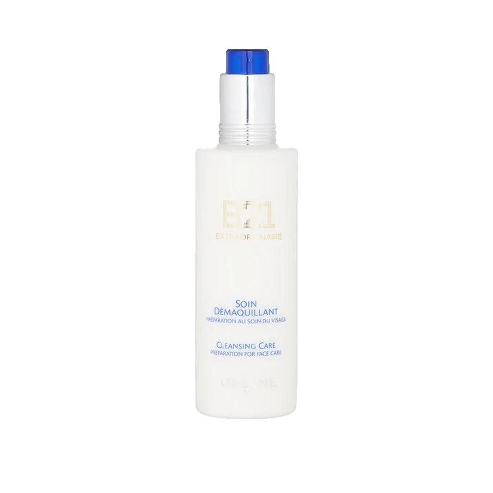 Witte fles met blauwe pomp. Tekst: B21 Extraordinaire, Soin Démaquillant, Cleansing Care. Orlane Paris.