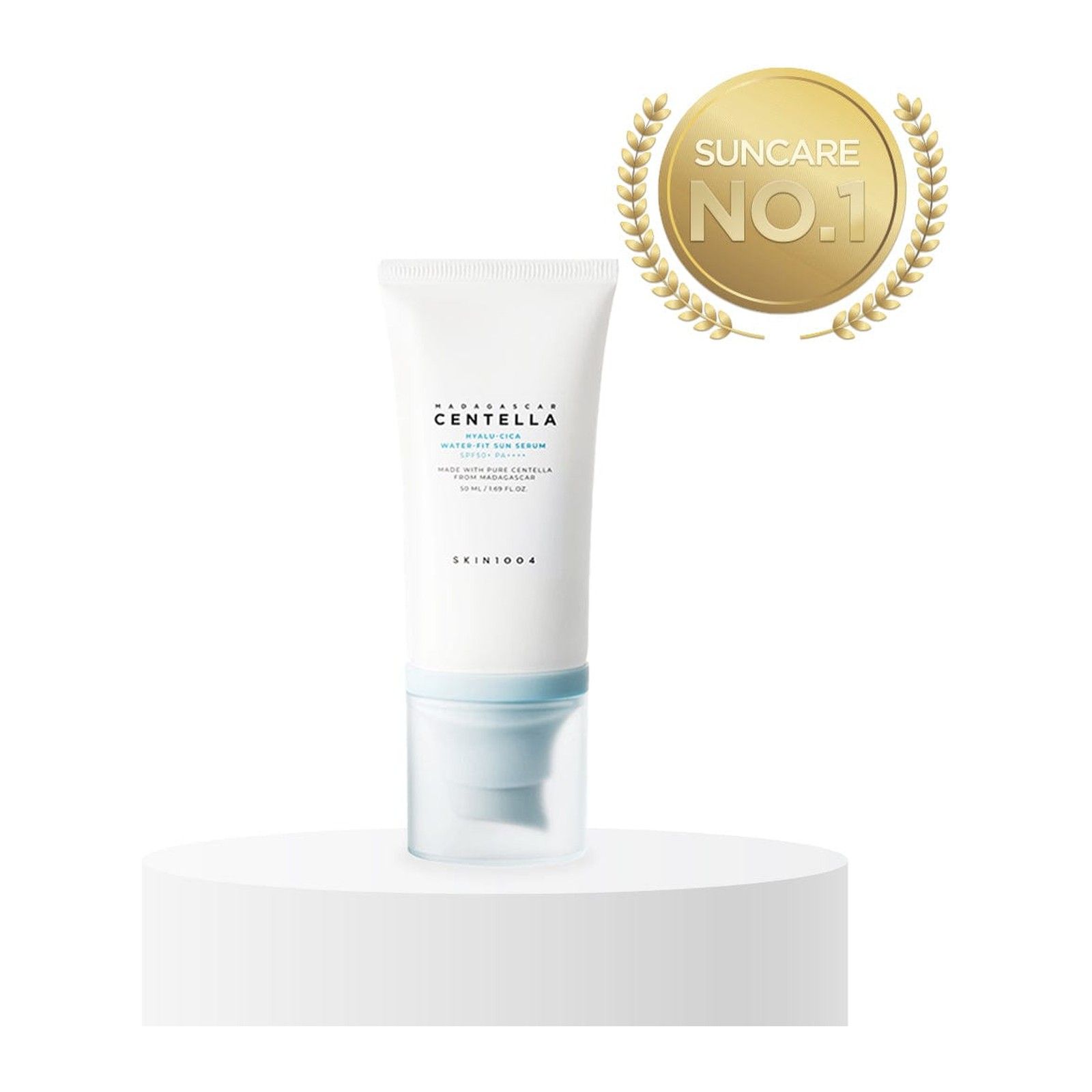 SKIN1004 Hyalu-Cica Water-Fit Sérum Solaire SPF 50+ PA++++ sur un piédestal blanc, avec un badge "Suncare No.1".