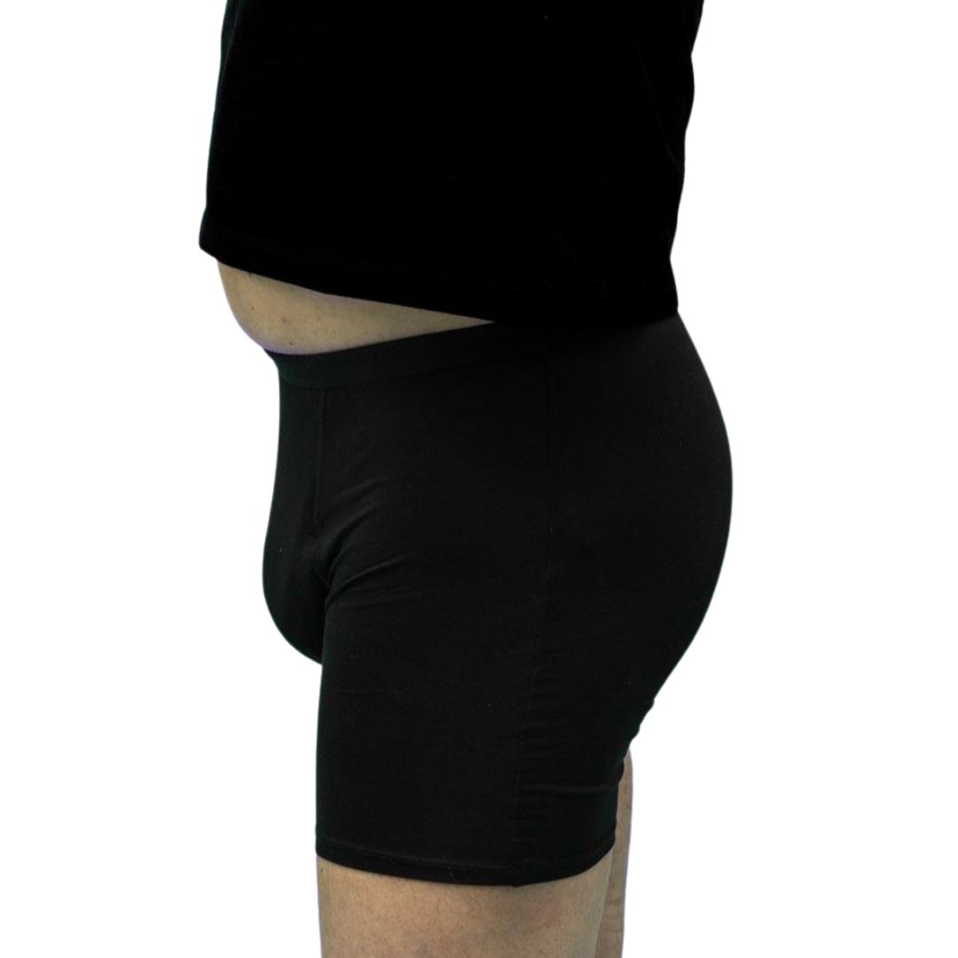 Vue latérale d'un homme en boxer noir. Taille élastique, forme ajustée.