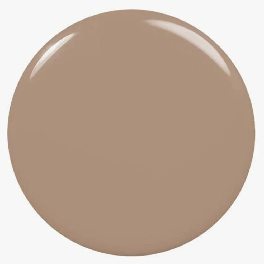 Ronde, glanzende vlek nagellak in lichtbruin. De vlek is gecentreerd op een lichte achtergrond.