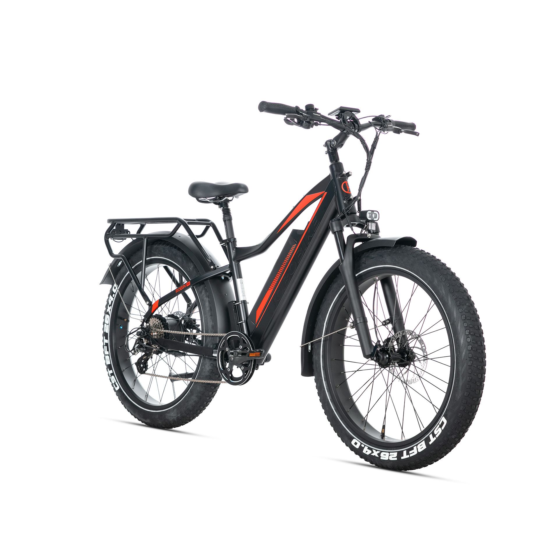 Zwarte elektrische mountainbike met rode accenten. Brede banden, bagagedrager, spatborden. Zichtbaar: Shimano versnelling.