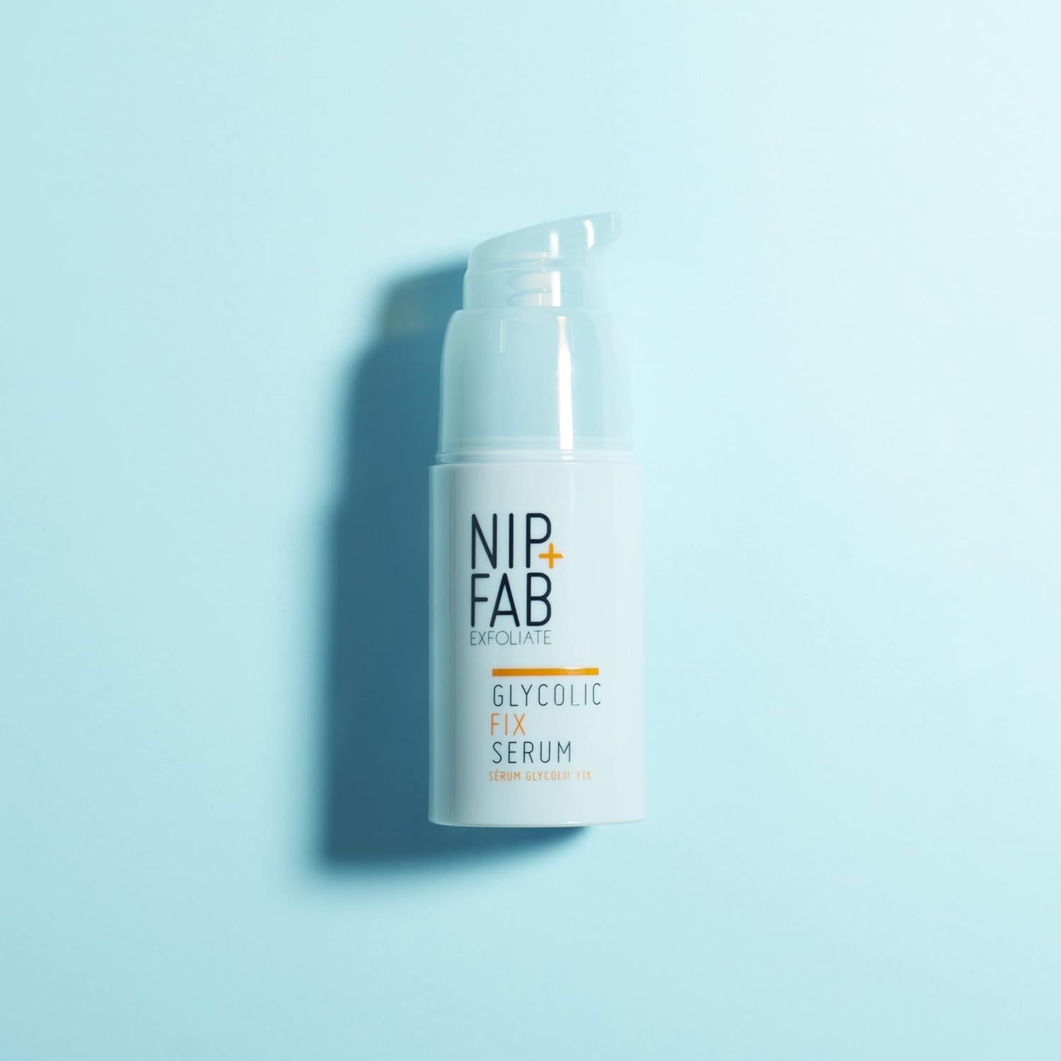Sérum Glycolic Fix Nip + Fab. Flacon blanc avec pompe sur fond bleu. Texte: Glycolic Fix Serum.
