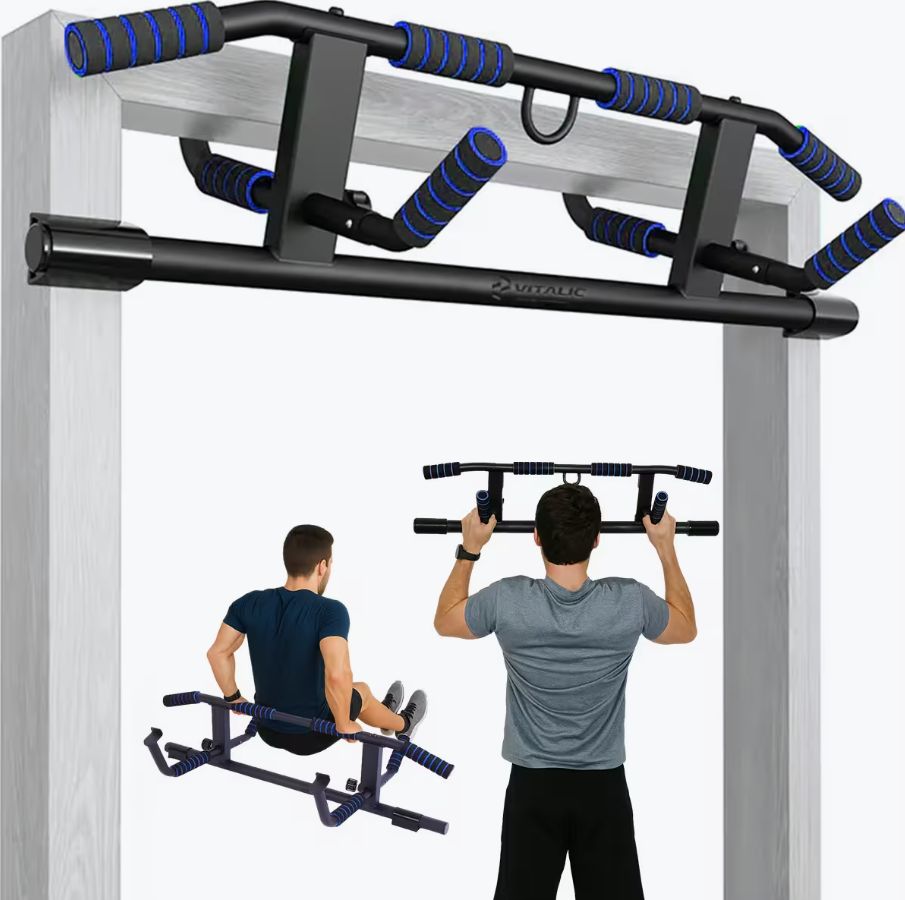 Barre de traction sur un cadre de porte, avec deux personnes qui l'utilisent. Le produit porte le logo VITALIC.