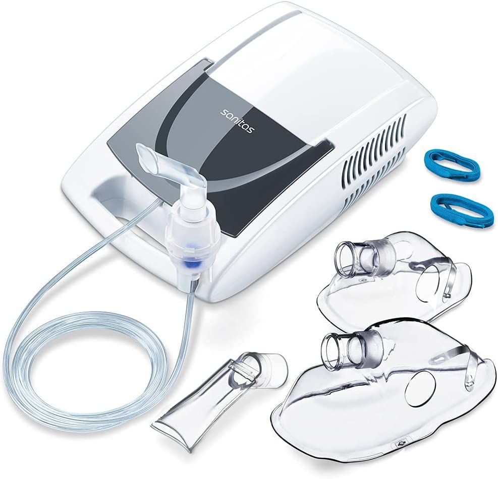 Wit apparaat met accessoires: maskers, mondstuk, slangen. Sanitas-logo zichtbaar.