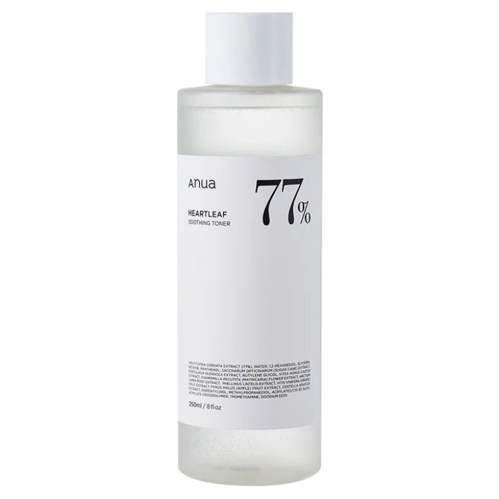 Transparante vloeistof in witte fles met witte dop. Opschrift: anua, 77%, Heartleaf Soothing Toner. Tekst onderaan.