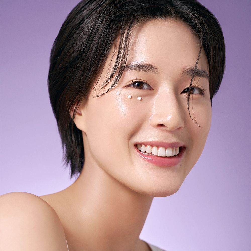 Femme avec Retinol Spot Cream appliquée sur la peau.