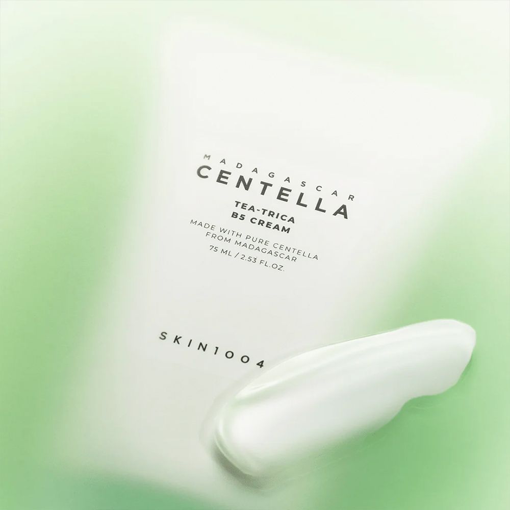 Échantillon de crème à côté d'un tube SKIN1004 Centella Tea-Trica B5 Cream.