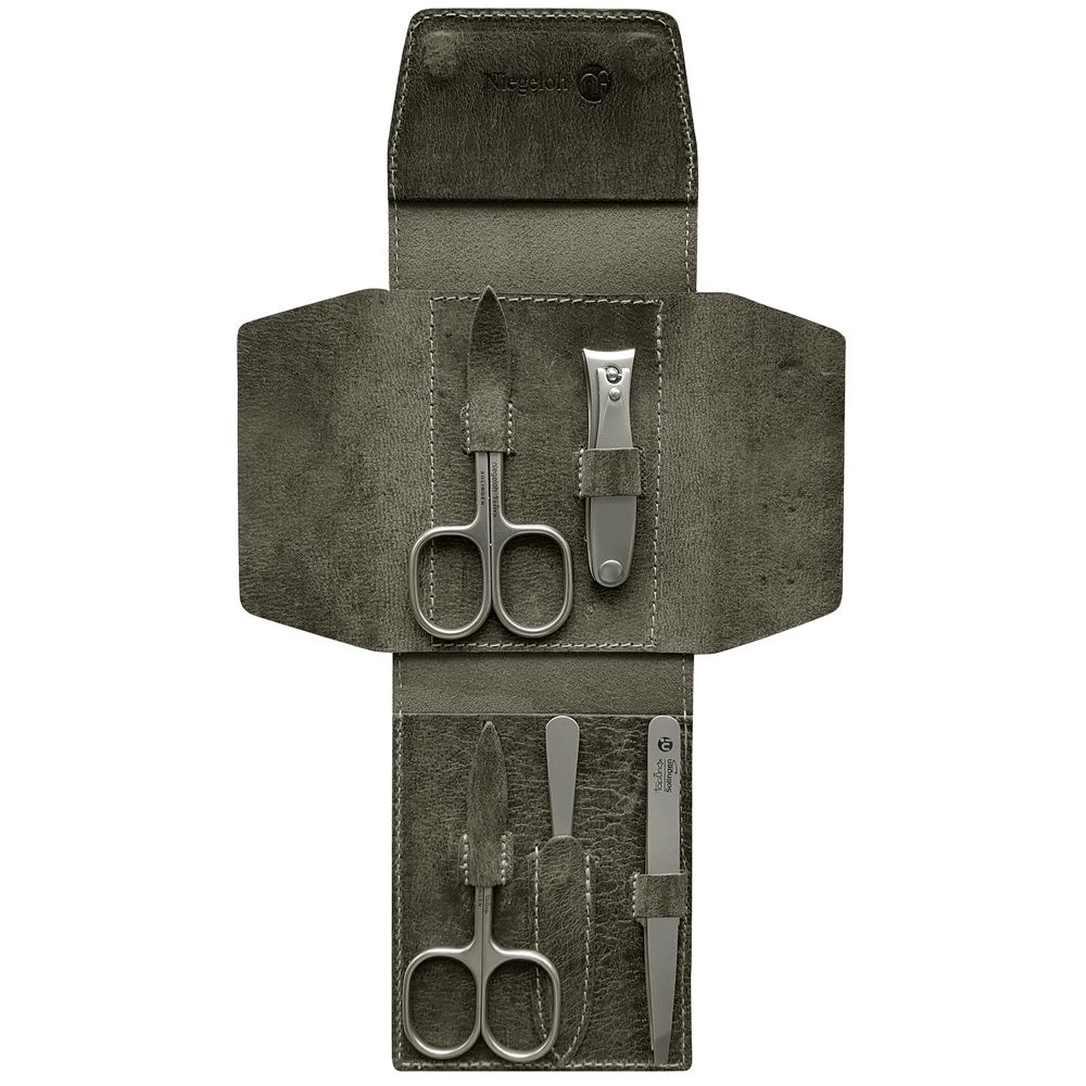 Grijs lederen etui met manicure set. Bevat schaar, nagelknipper, vijl en cuticle pusher. Niegeloh logo zichtbaar.