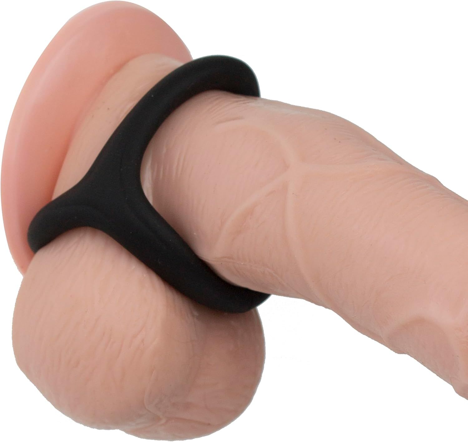 Anneau pénien noir sur pénis artificiel. Anneau autour du pénis et des testicules.