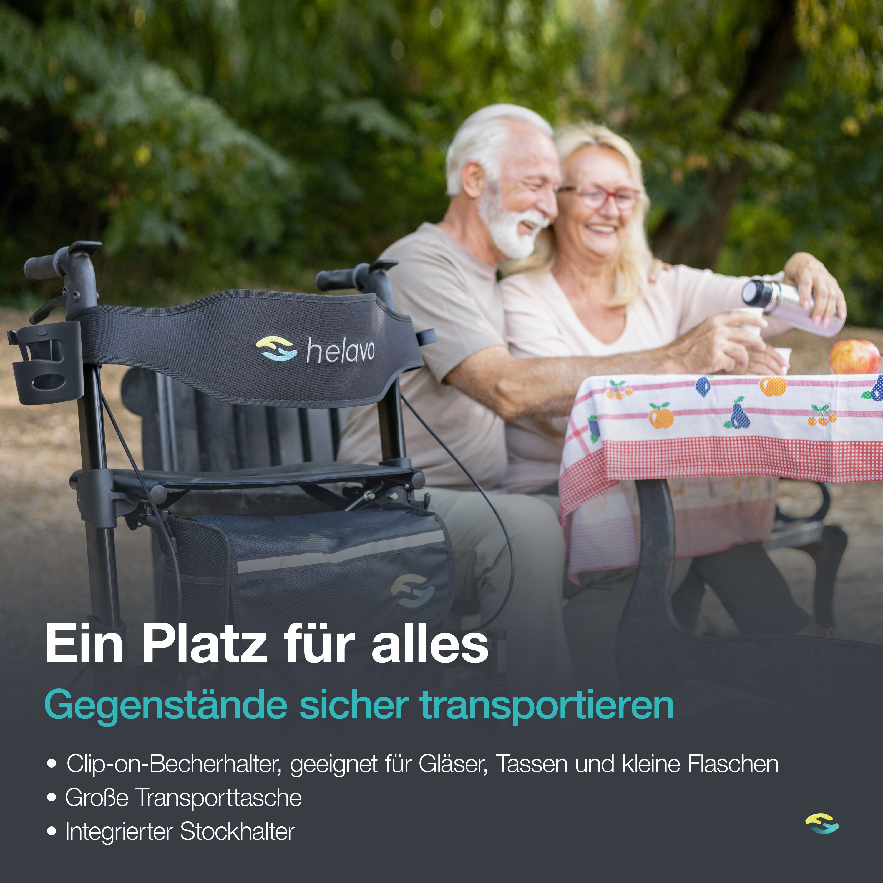 Couple dans un parc avec rollator, porte-gobelet et grand sac.