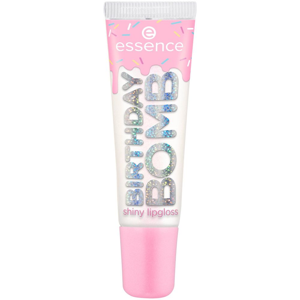 Tube de gloss rose avec l'inscription BIRTHDAY BOMB et le logo essence. Lettres scintillantes et bouchon rose.