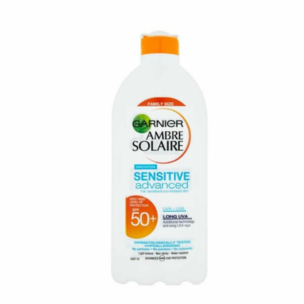 Flacon blanc avec bouchon orange. Inscription: Garnier Ambre Solaire, Sensitive Advanced, FPS 50+. Testé dermatologiquement.