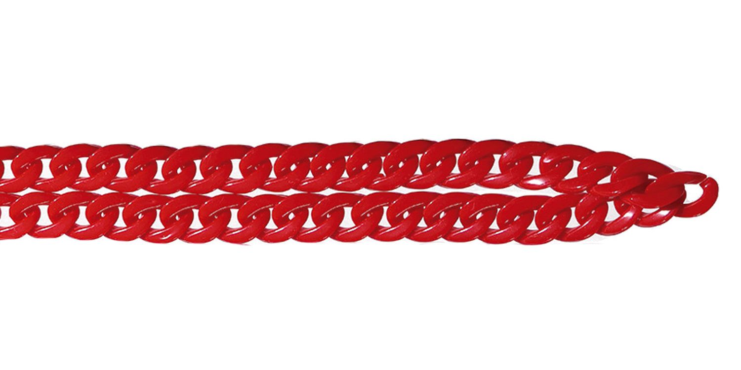 Chaîne de lunettes rouge. Maillons en plastique. Extrémités métalliques pour la fixation aux branches de lunettes. Vue horizontale sur fond blanc.
