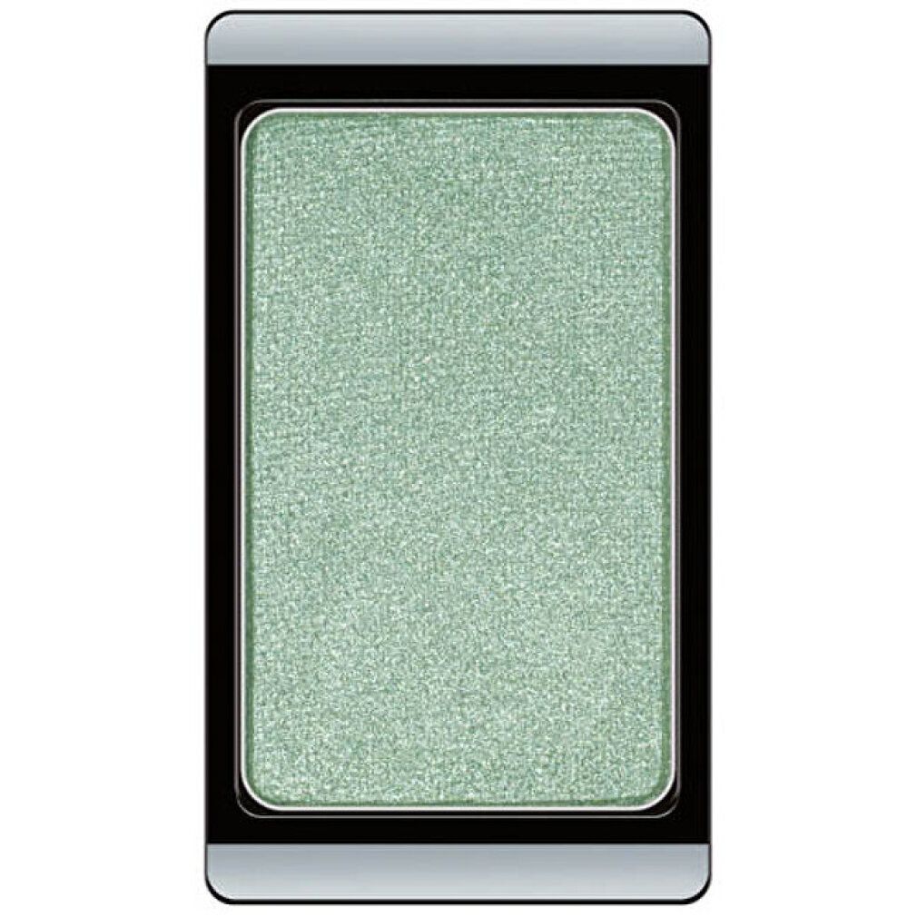 Fard à paupières duo-chrome vert scintillant, dans un boîtier rectangulaire noir avec dessus argenté.