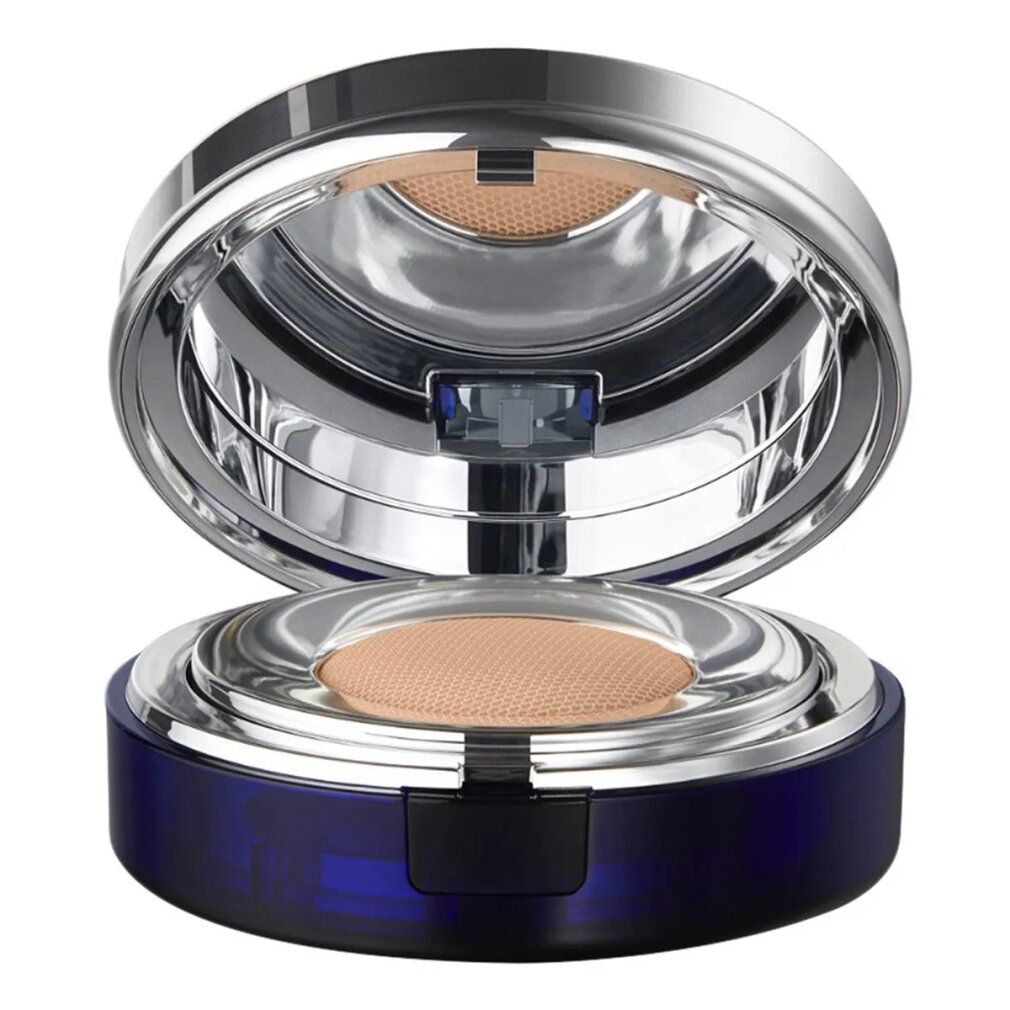 Open compacte foundation. Blauwe basis, zilveren deksel. Binnenkant: spons met getint product. Merk niet zichtbaar.