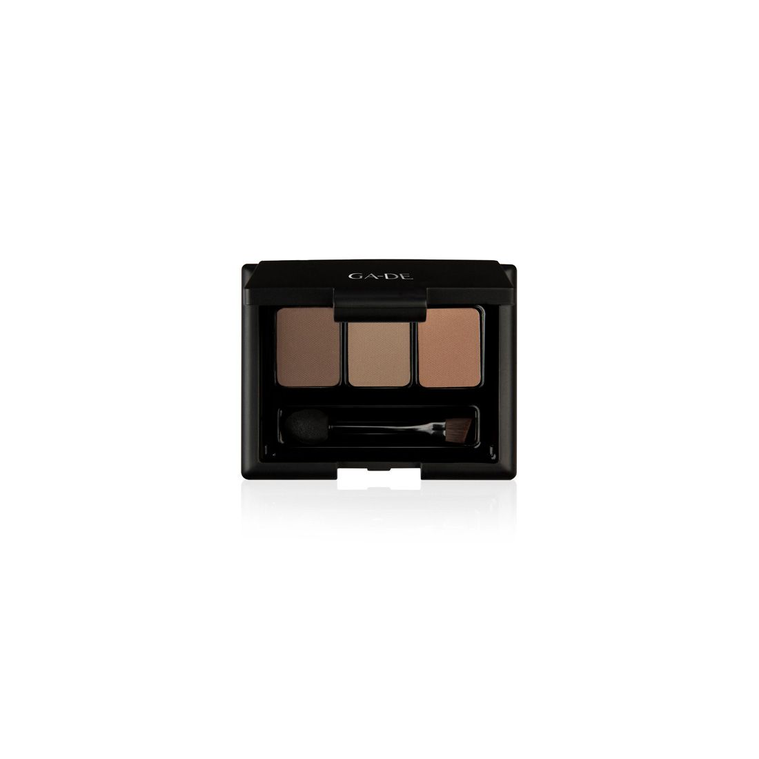 Palette de poudre à sourcils Ga-De Basic noire avec trois teintes marron et applicateur. Couvercle avec logo Ga-De.