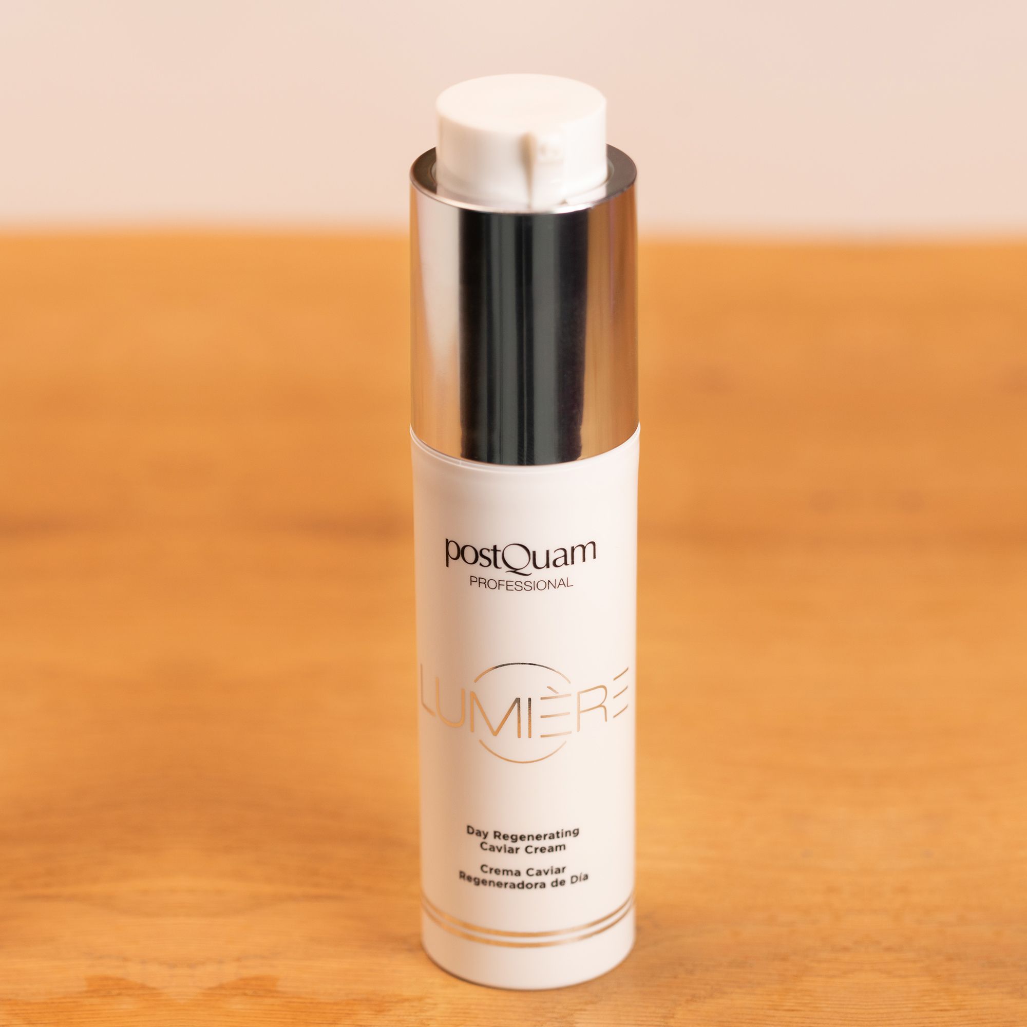 Crèmefles met zilveren dop. Opschrift: PostQuam Professional, Lumière, Day Regenerating Caviar Cream.