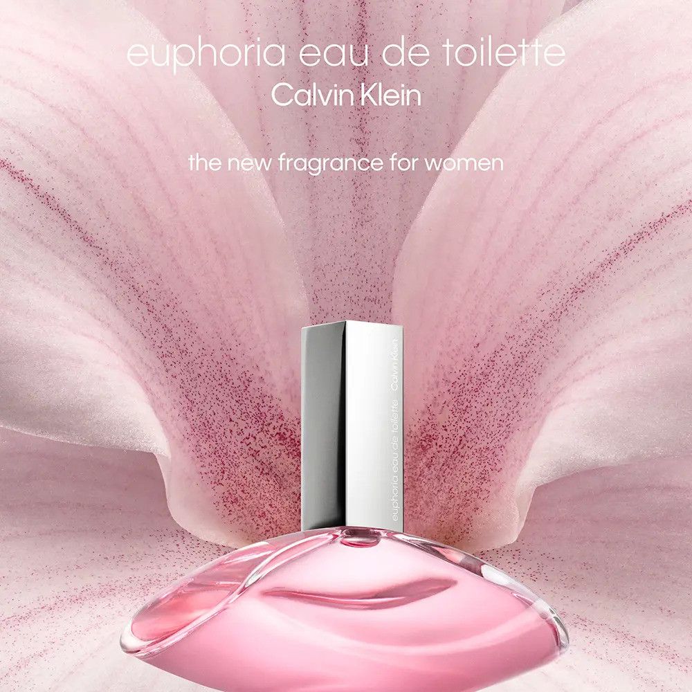 Roze fles met zilveren dop. Achtergrond: roze bloemblad. Tekst: "euphoria eau de toilette", "Calvin Klein", "the new fragrance for women".