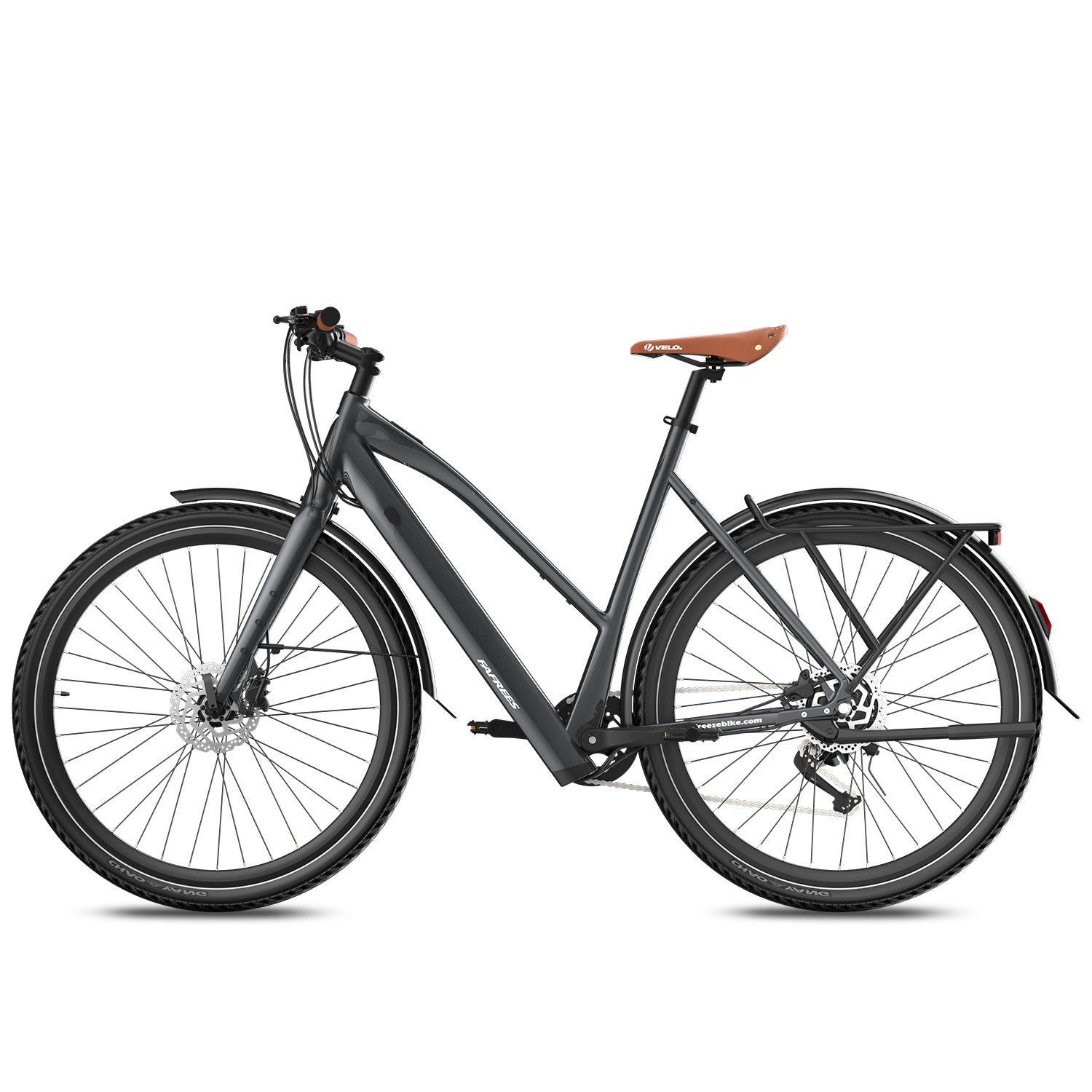Vélo électrique gris foncé avec selle marron. Pneus noirs, garde-boue. Vue latérale.