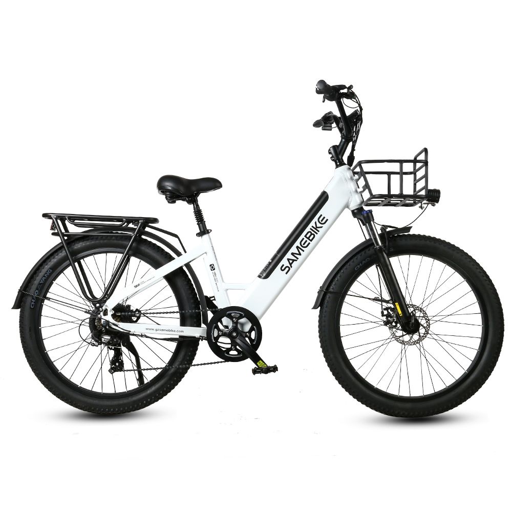 Witte elektrische fiets met zwart frame. Merk SAMEBIKE. Bagagerek en mand. Zwarte banden en zadel.
