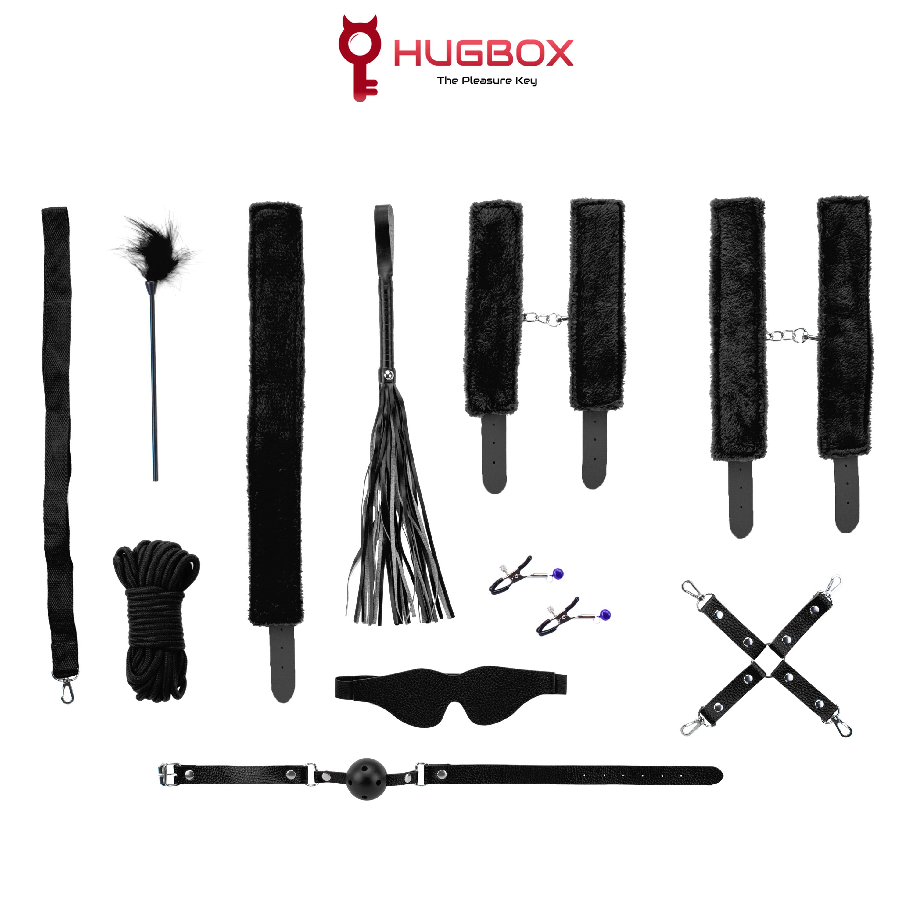 Zwarte set van leer en bont. Bevat handboeien, zweep, gag, blinddoek, tepelklemmen, touw en kruis. HUGBOX logo.