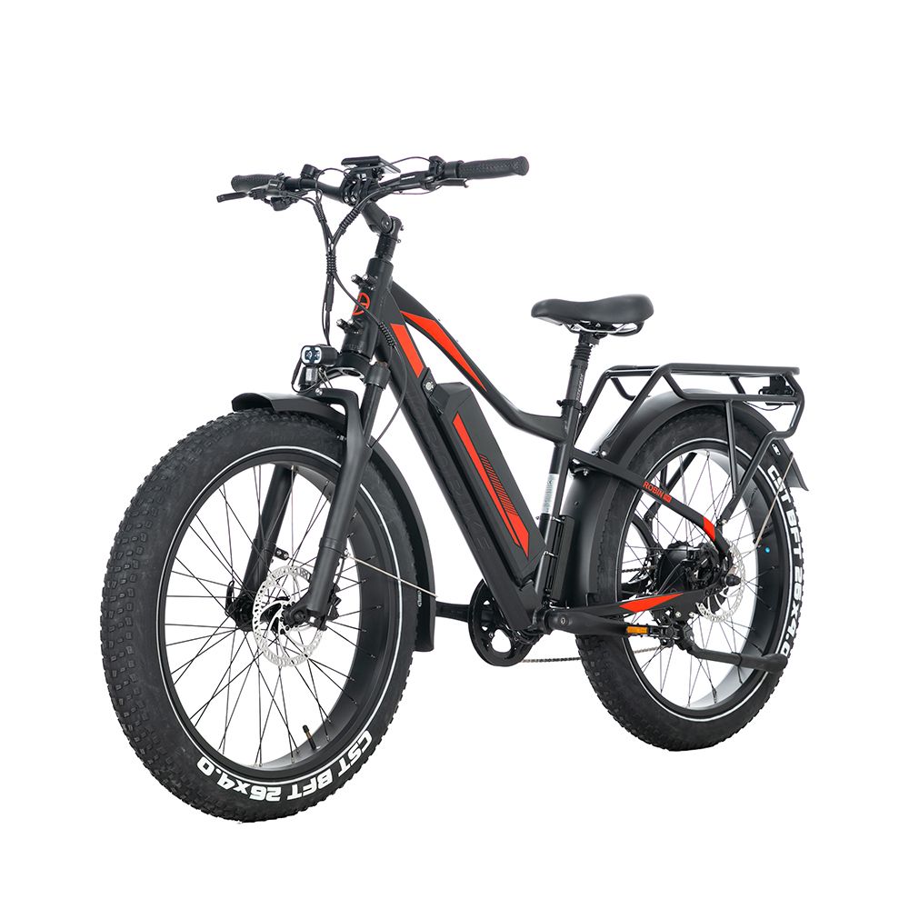 Zwarte elektrische mountainbike met rode accenten. Brede banden, bagagedrager, spatborden. Zichtbare details: Shimano versnelling.