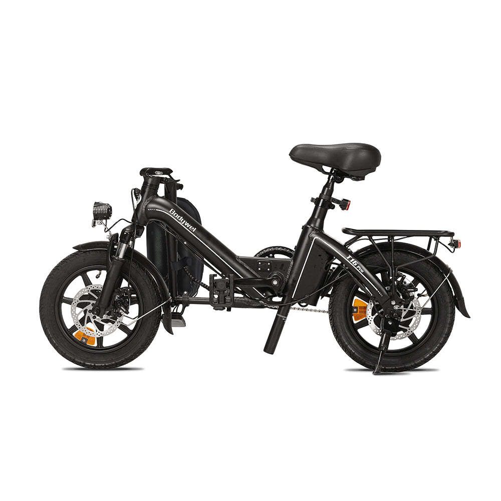 Zwarte, opvouwbare elektrische fiets met bagagedrager en schijfremmen. "Bodywel" staat op het frame.