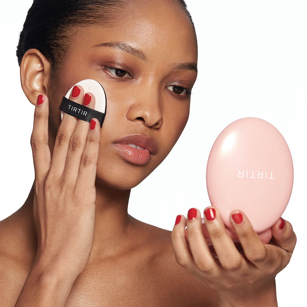 Une femme applique le TIRTIR Mask Fit All Cover Cushion avec un applicateur.