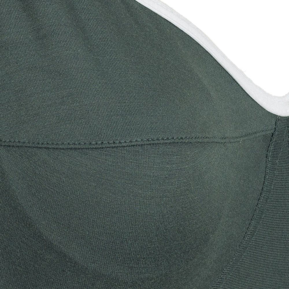 Close-up van de varengroene voedings-bh. Naaddetails en stofstructuur zichtbaar.