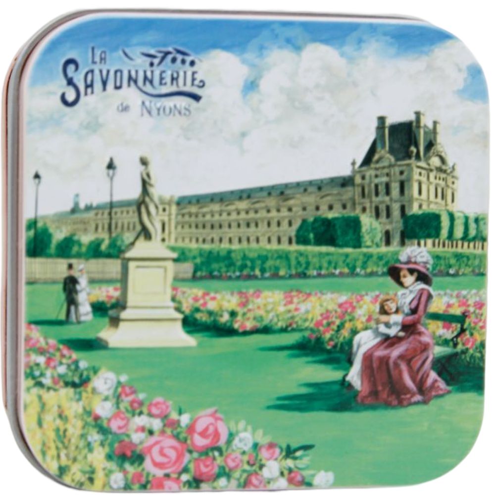 Boîte métallique rectangulaire avec paysage et inscription La Savonnerie de Nyons. Couvercle illustré.