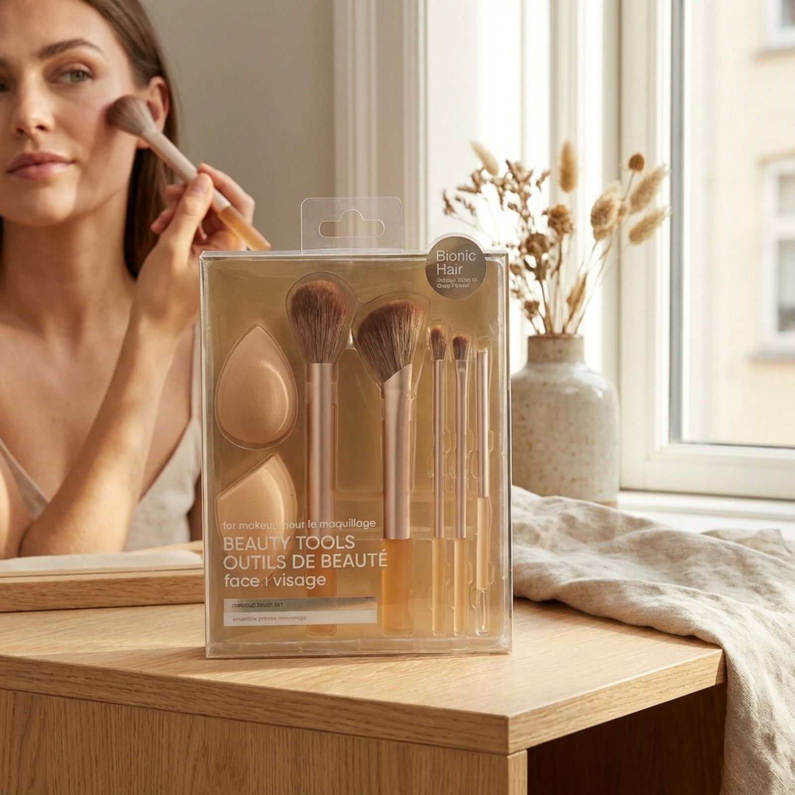 Ensemble emballé de quatre pinceaux de maquillage et deux éponges de maquillage, couleur or rose.